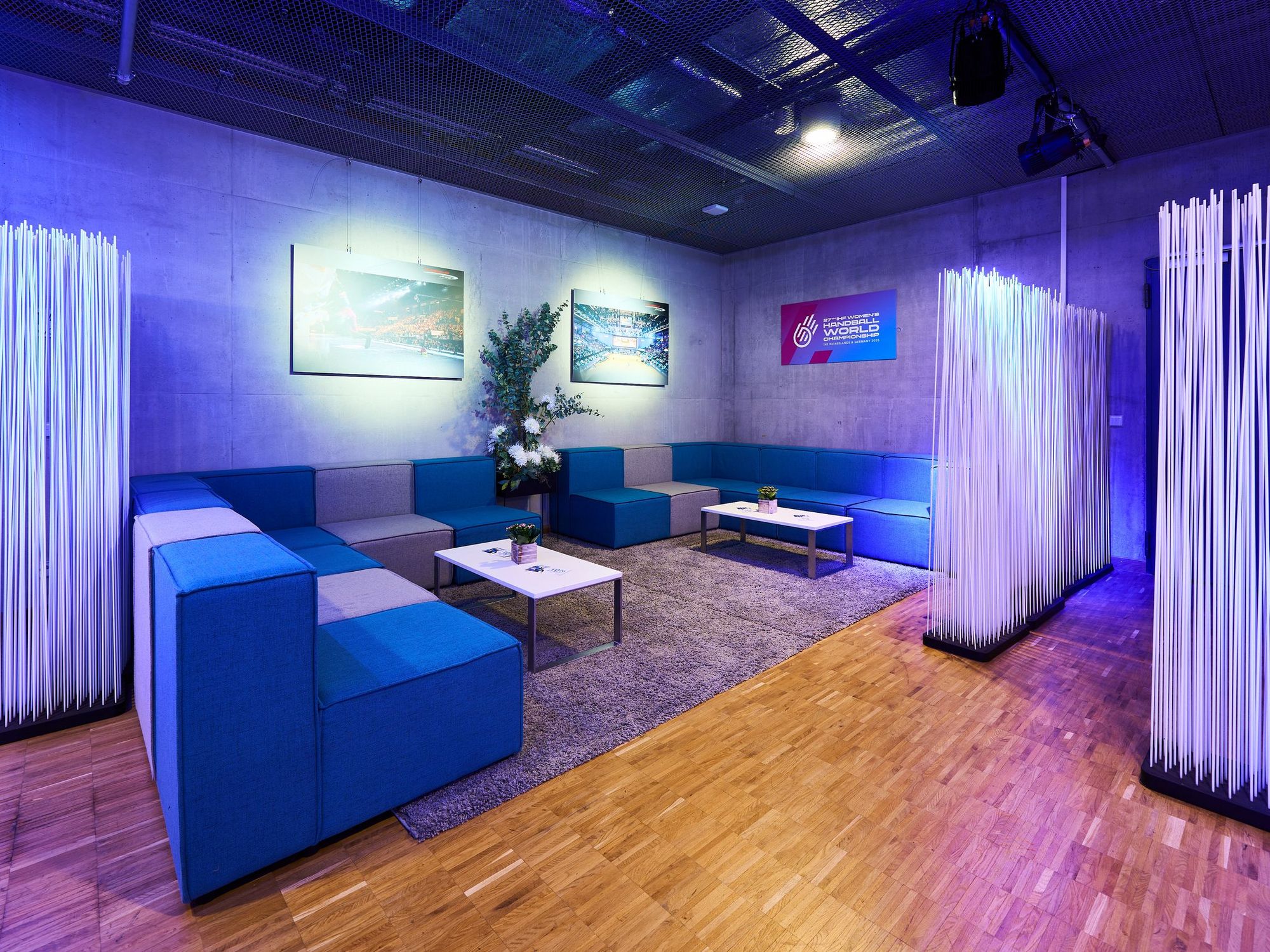 Sitzgruppen mit zwei blauen Couch-Garnituren