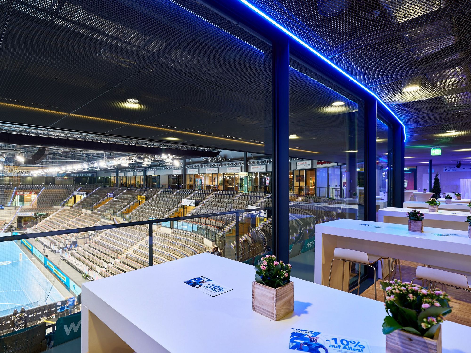 Stehtische mit direktem Blick in die Porsche-Arena