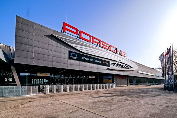 Außenansicht des Haupteingangs zum Hallenduo