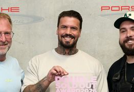 Gruppenfoto mit drei Personen, in der Mitte Emmvee, der den Award in den Händen hält. Links steht René Otterbein (in.Stuttgart Veranstaltungsgesellschaft), rechts Sascha Schmitz (Projektleiter Meyer-Konzerte).