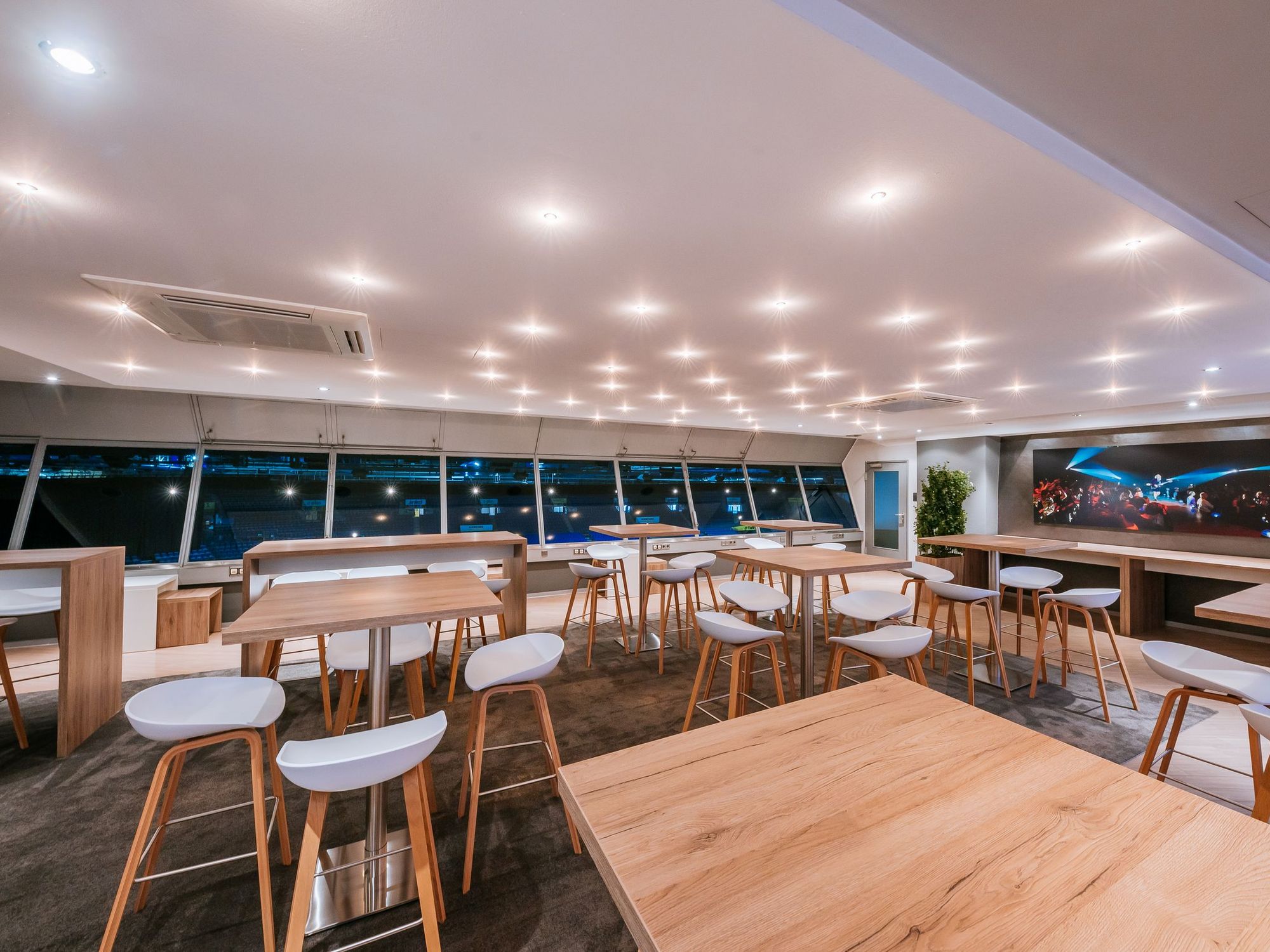 Innenansicht der Business-Kanzel mit Stühlen und Tischen