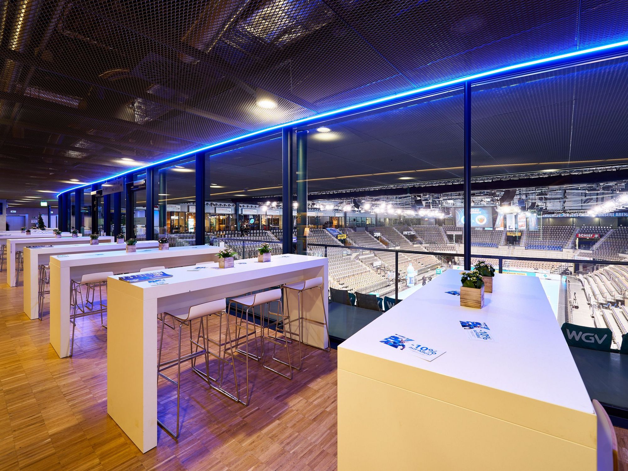 Stehtische im Hospitality-Bereich der Porsche-Arena mit Blick direkt in die Arena