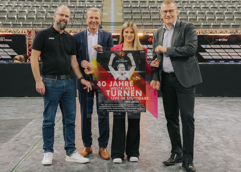 Alexander Fleige und Matthias Ranke sowie Andreas Kroll und Elisabeth Seitz halten den Award und lachen in die Kamera