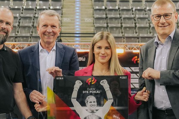 Alexander Fleige und Matthias Ranke sowie Andreas Kroll und Elisabeth Seitz halten den Award und lachen in die Kamera