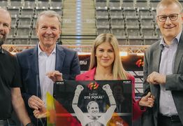 Alexander Fleige und Matthias Ranke sowie Andreas Kroll und Elisabeth Seitz halten den Award und lachen in die Kamera