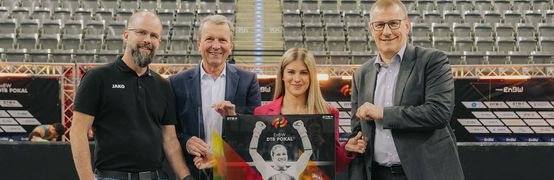 [Translate to Englisch:] Alexander Fleige und Matthias Ranke sowie Andreas Kroll und Elisabeth Seitz halten den Award und lachen in die Kamera