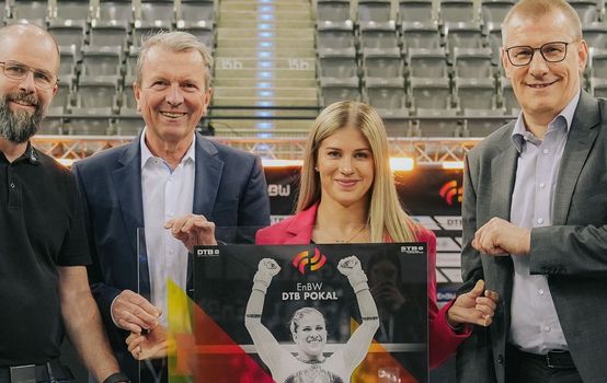 [Translate to Englisch:] Alexander Fleige und Matthias Ranke sowie Andreas Kroll und Elisabeth Seitz halten den Award und lachen in die Kamera