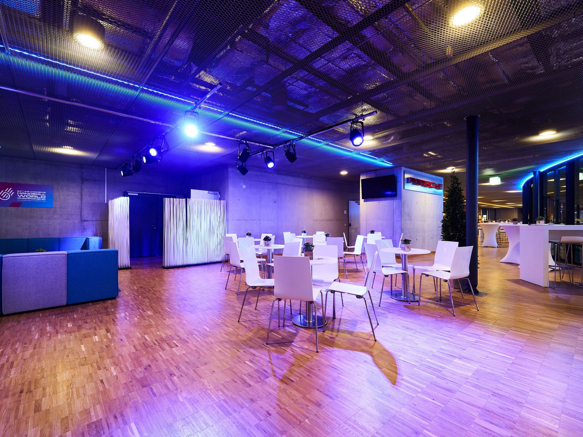 Sitzgruppen mit weißen Stühlen in der Porsche-Arena