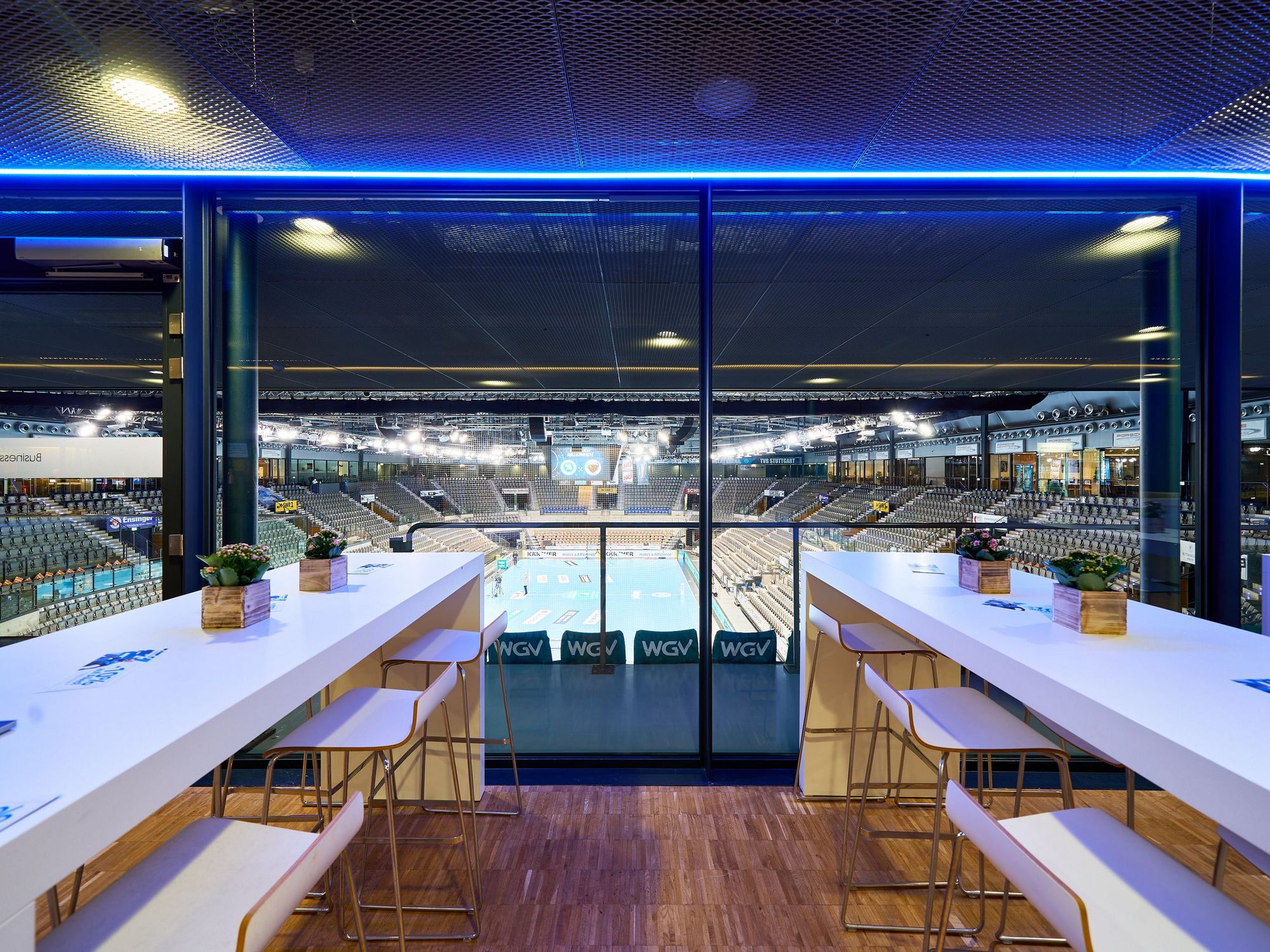 Hospitality-Bereich der Porsche-Arena mit Stehtischen und direktem Blick auf das Spielfeld