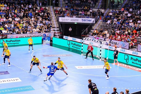 Spielfeld TVB von weitem in der ausverkauften Porsche-Arena