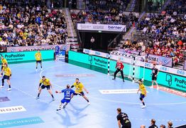 Spielfeld TVB von weitem in der ausverkauften Porsche-Arena