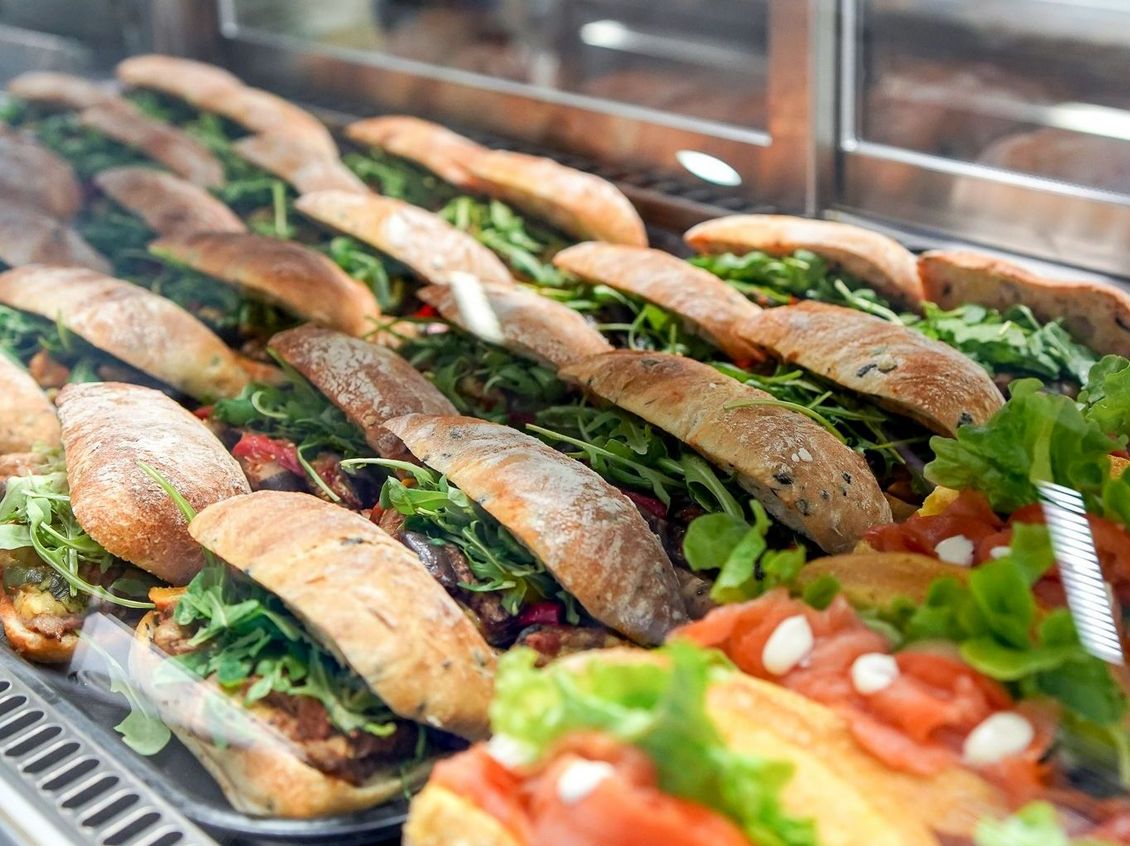 Frisch zubereitete Brötchen mit verschiedenem Belag in einer Auslage