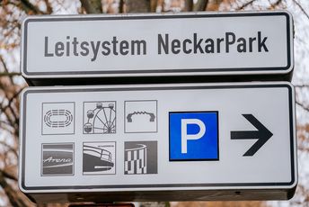 Schild des Leitsystems zum NeckarPark