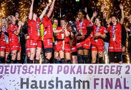 Spielerinnen der Mannschaft HB Ludwigsburg feiern Sieg und Gewinn des DHB-Pokals.