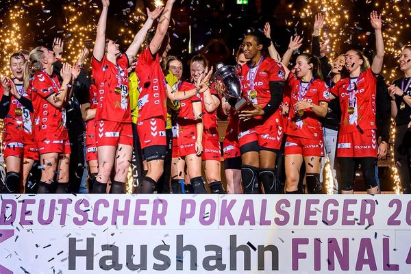 Spielerinnen der Mannschaft HB Ludwigsburg feiern Sieg und Gewinn des DHB-Pokals.