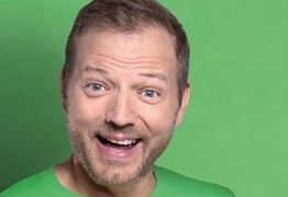 Mario Barth vor einem grünen Hintergrund, lächelt in die Kamera