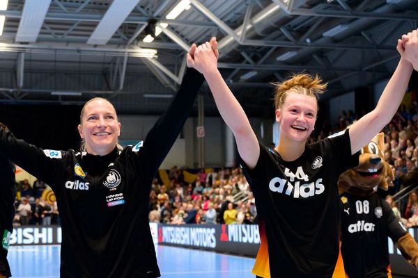 Nationalspielerinnen halten sich an den Händen und halten diese in die Höhe. Große Freude in ihren Gesichtern.