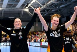 Nationalspielerinnen halten sich an den Händen und halten diese in die Höhe. Große Freude in ihren Gesichtern.