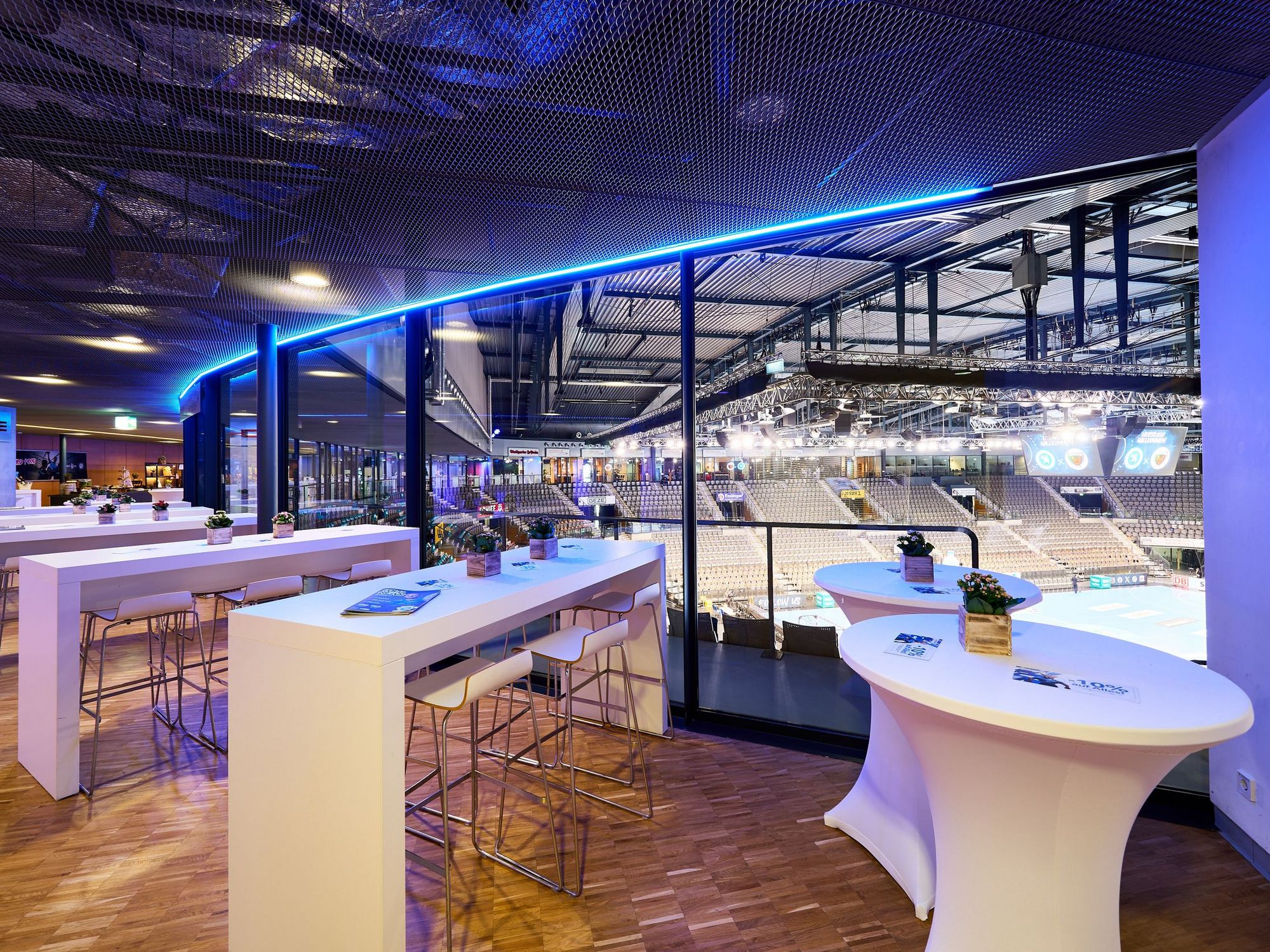 Verschiedene Stehtische im Hospitality-Bereich der Porsche-Arena